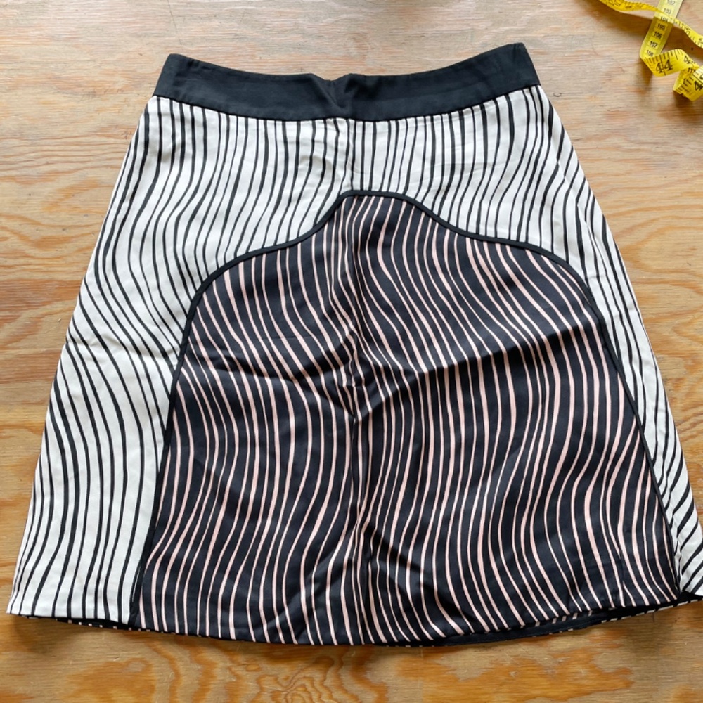 3.1 PHILLIP LIM Silk Mini size 2 Very Flattering, Unique Pattern